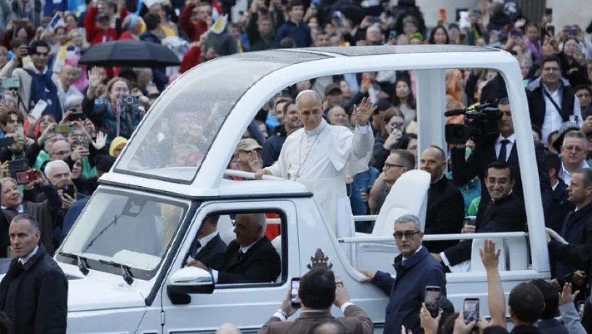 El Papa retoma las audiencias y se vuelve a subir al papamóvil tras su operación