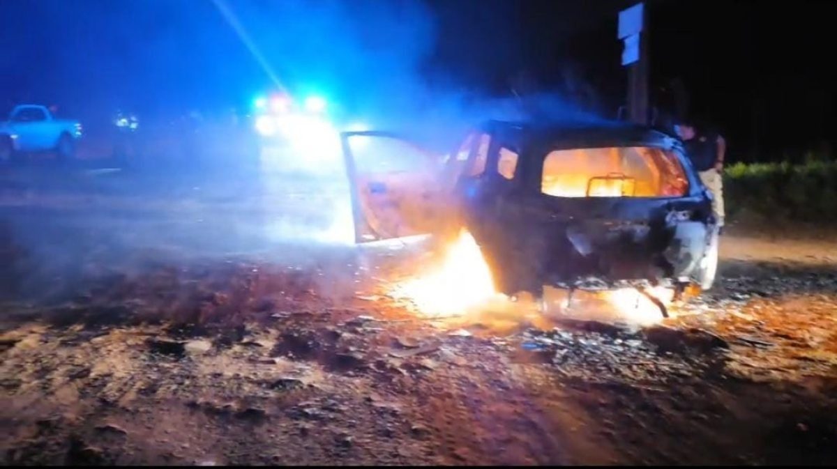 Camioneta Toyota Fortuner queda totalmente incinerada sobre la línea internacional de Portera Ortiz