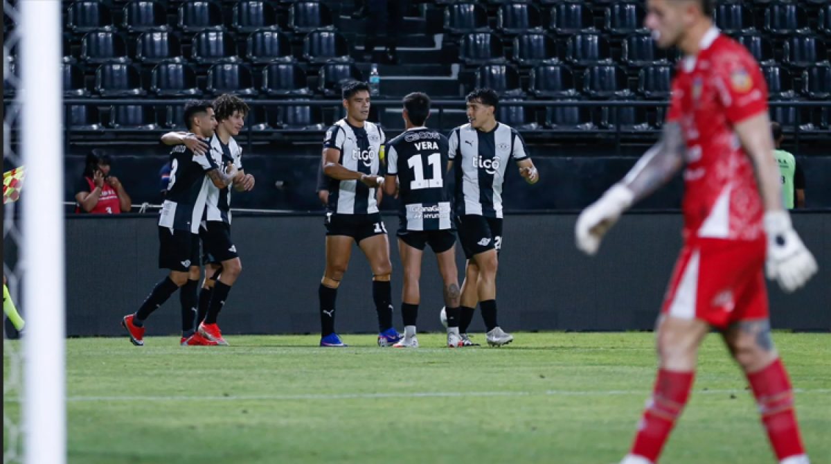 Libertad volvió a la victoria y mete presión
