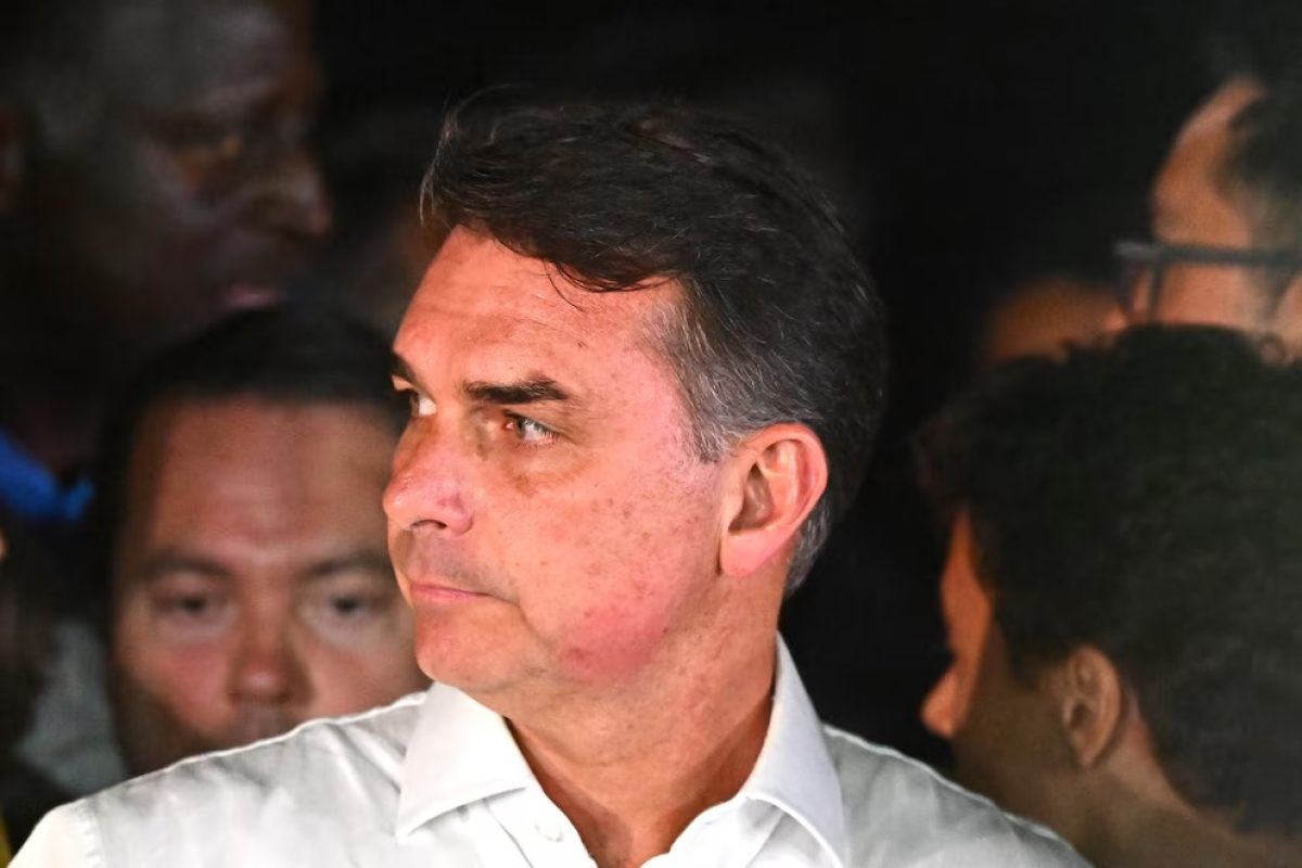 Flavio Bolsonaro aseguró que la justicia de Brasil le prohibió salir del país