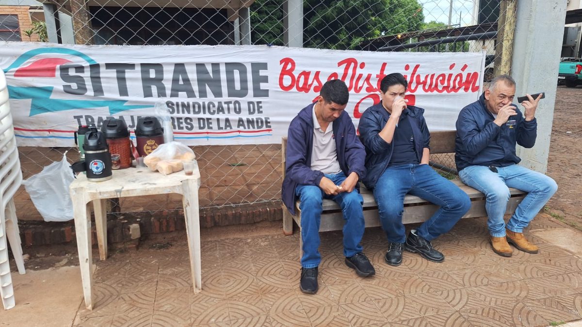 Funcionarios de la ANDE protestan frente a la Agencia local