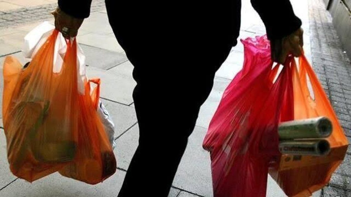 Buscan prohibir que comercios cobren por bolsas de plástico que lleven marca o logotipo