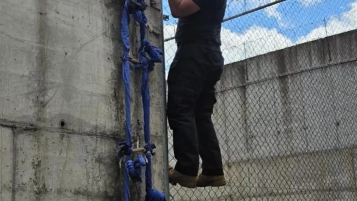 Incautan bolso pesado retirado por guardiacárcel tras fuga en Emboscada