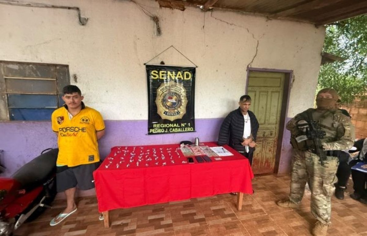DROGAS FRENTE A UNA PLAZA Y A METROS DE UNA ESCUELA EN NUESTRA CIUDAD