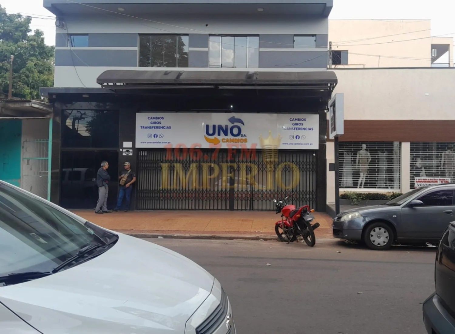 Delincuentes usando una llave, roban una casa de cambio