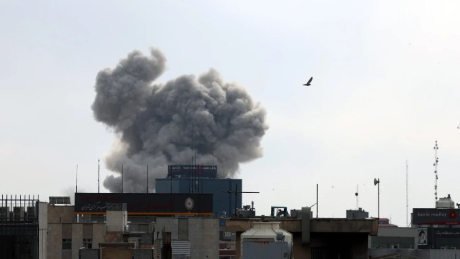 Las primeras horas de Furia Épica contra Irán: Mil objetivos, Jameneí muerto y 3 bajas de EEUU