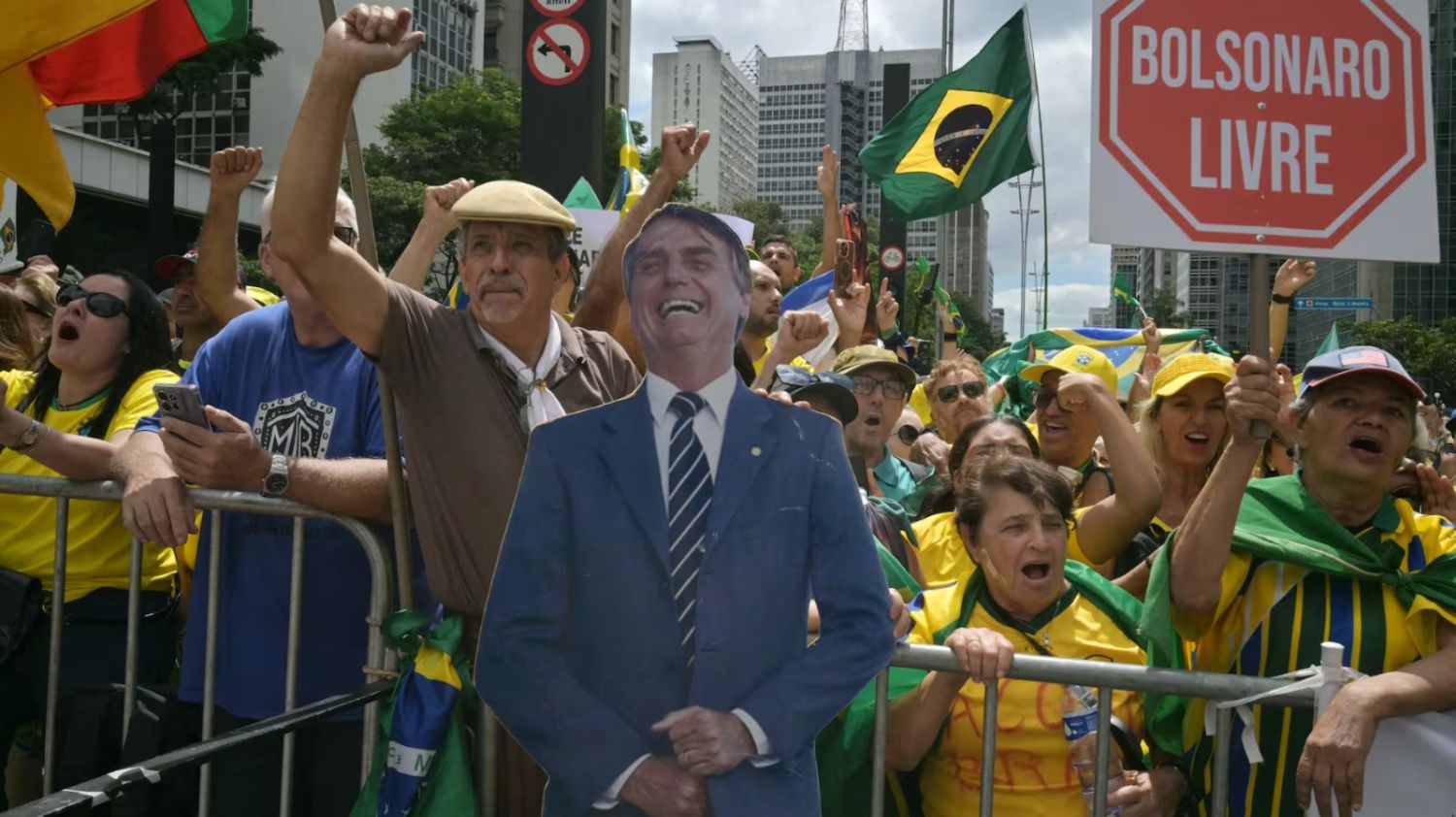 Bolsonaro pide al Supremo ver a un asesor cercano de Trump