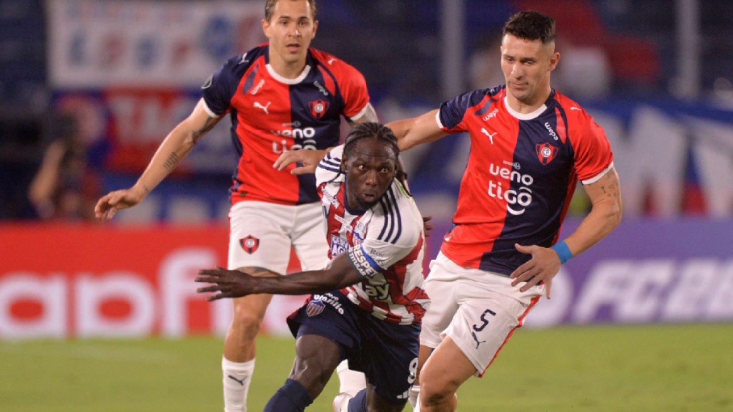 CERRO GANA Y SIGUE EN LA LUCHA EN LA LIBERTADORES