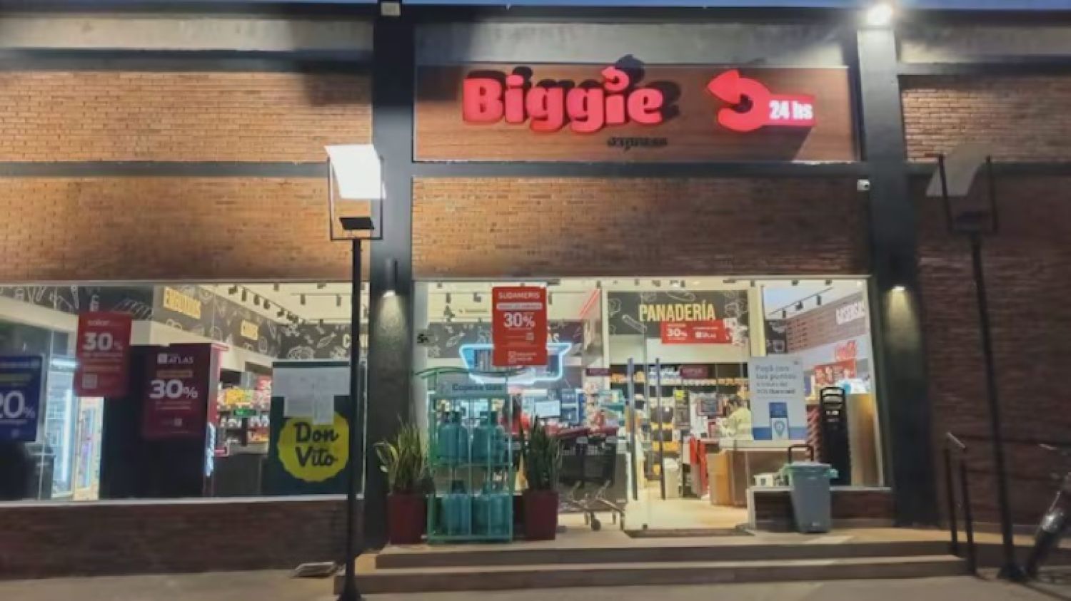 Local de Biggie es asaltado por encapuchados, dejando un herido