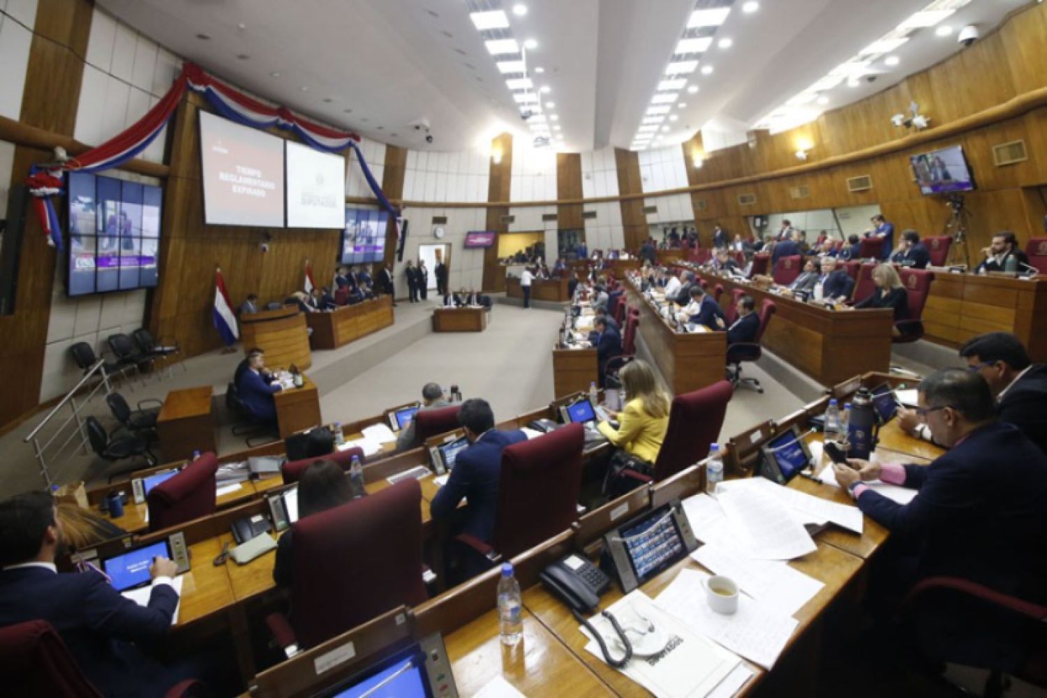 Diputados da media sanción a una ley que limita el uso de celulares en aulas