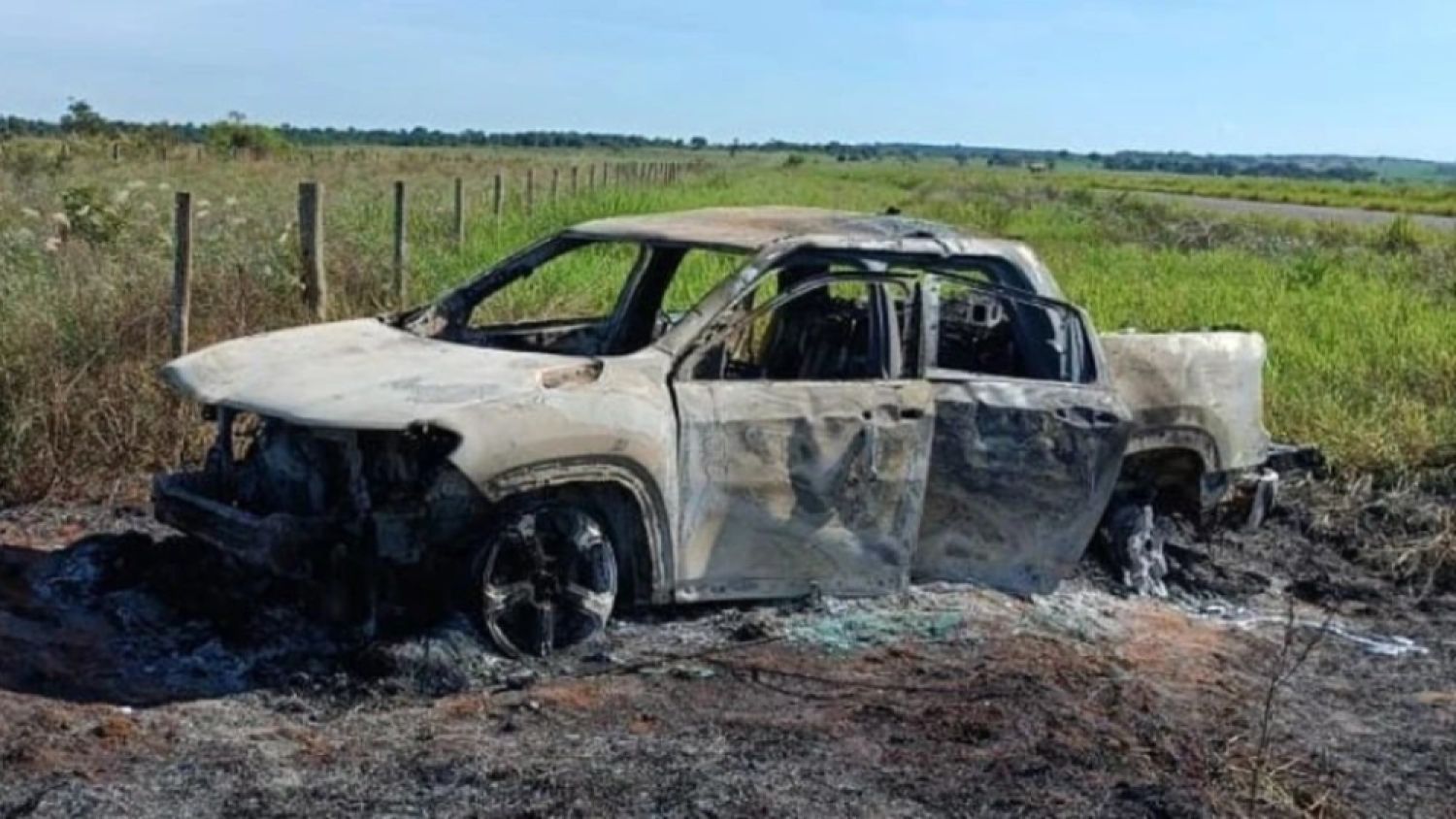 Hallan cuerpo calcinado, que podría ser un paraguayo, en una camioneta envuelta en llamas en Brasil