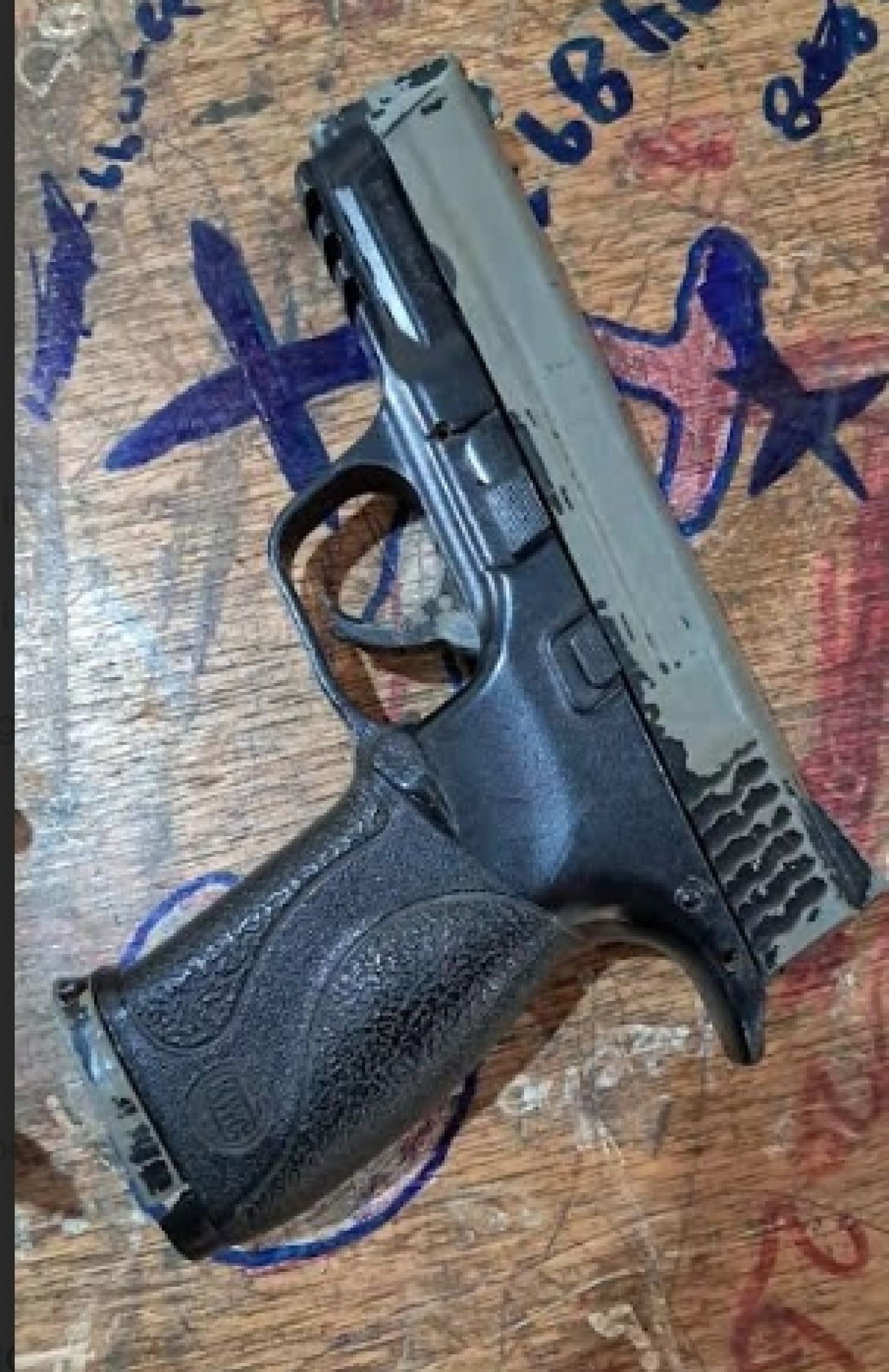 Lo que faltaba hallan replica de arma de fuego en un colegio de nuestra ciudad