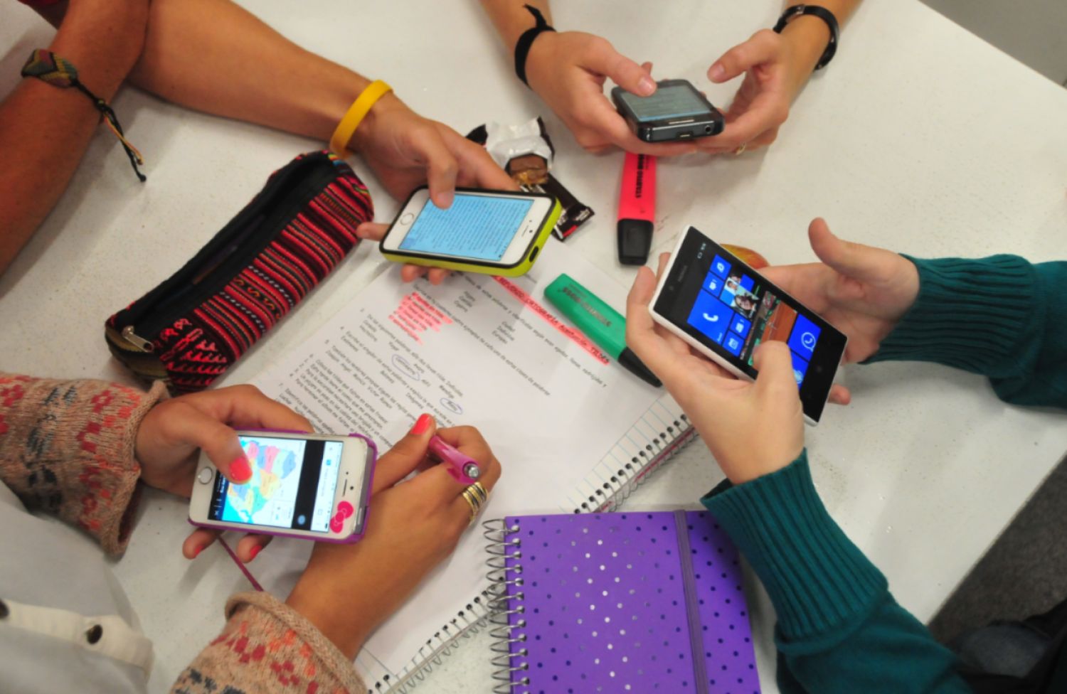 Celulares en las aulas, eje del primer gran debate del año en Diputados