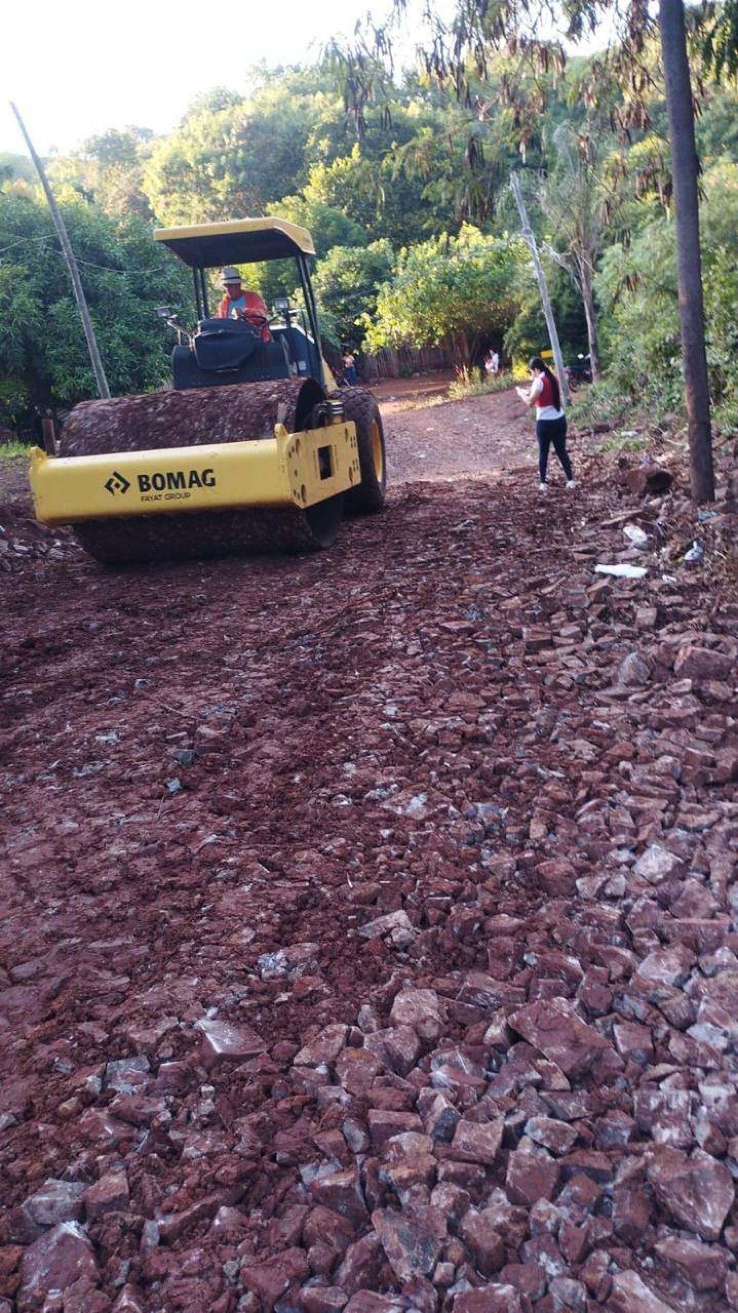 Municipalidad avanza con trabajos viales en el Barrio Defensores del Chaco y General Genes