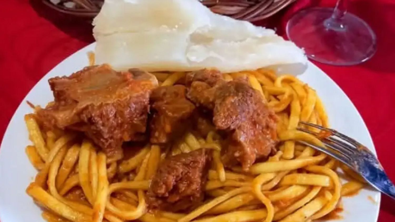 El tallarín paraguayo, destacado por Taste Atlas como símbolo de la mesa familiar