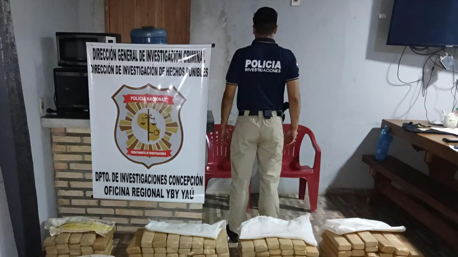 Decomisan más de 200 kilos de droga en vehículo