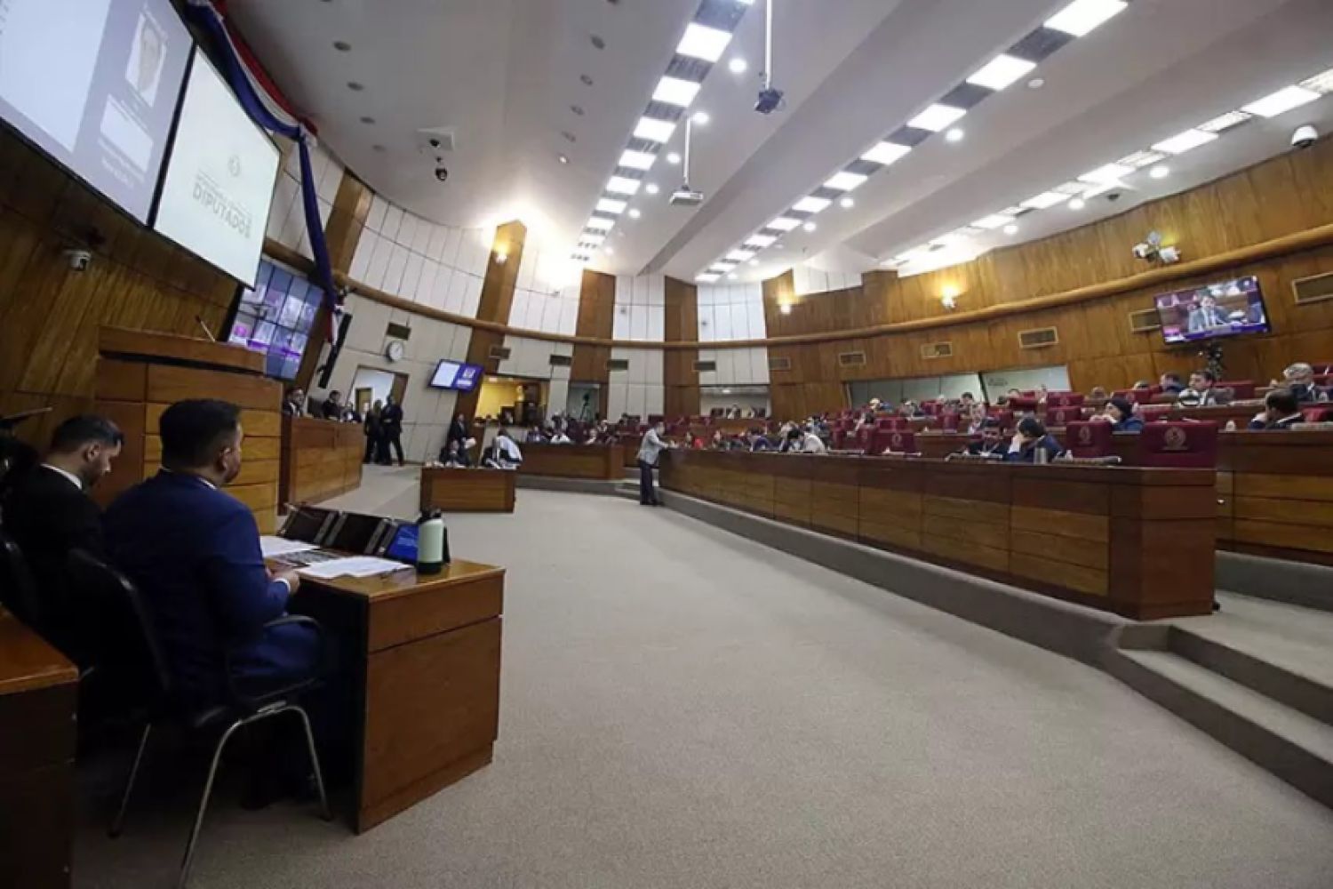 Diputados vuelve a postergar intervención de municipalidades investigadas y crecen críticas por dilación
