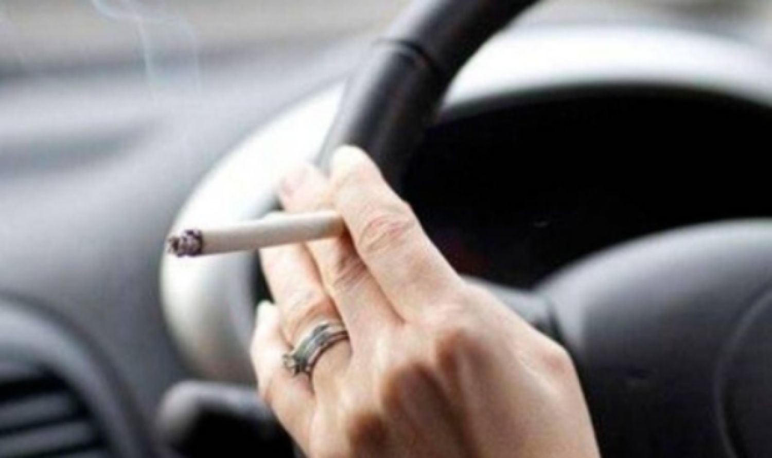El cigarrillo y tereré son distracciones peligrosas al volante, dice titular de la PMT
