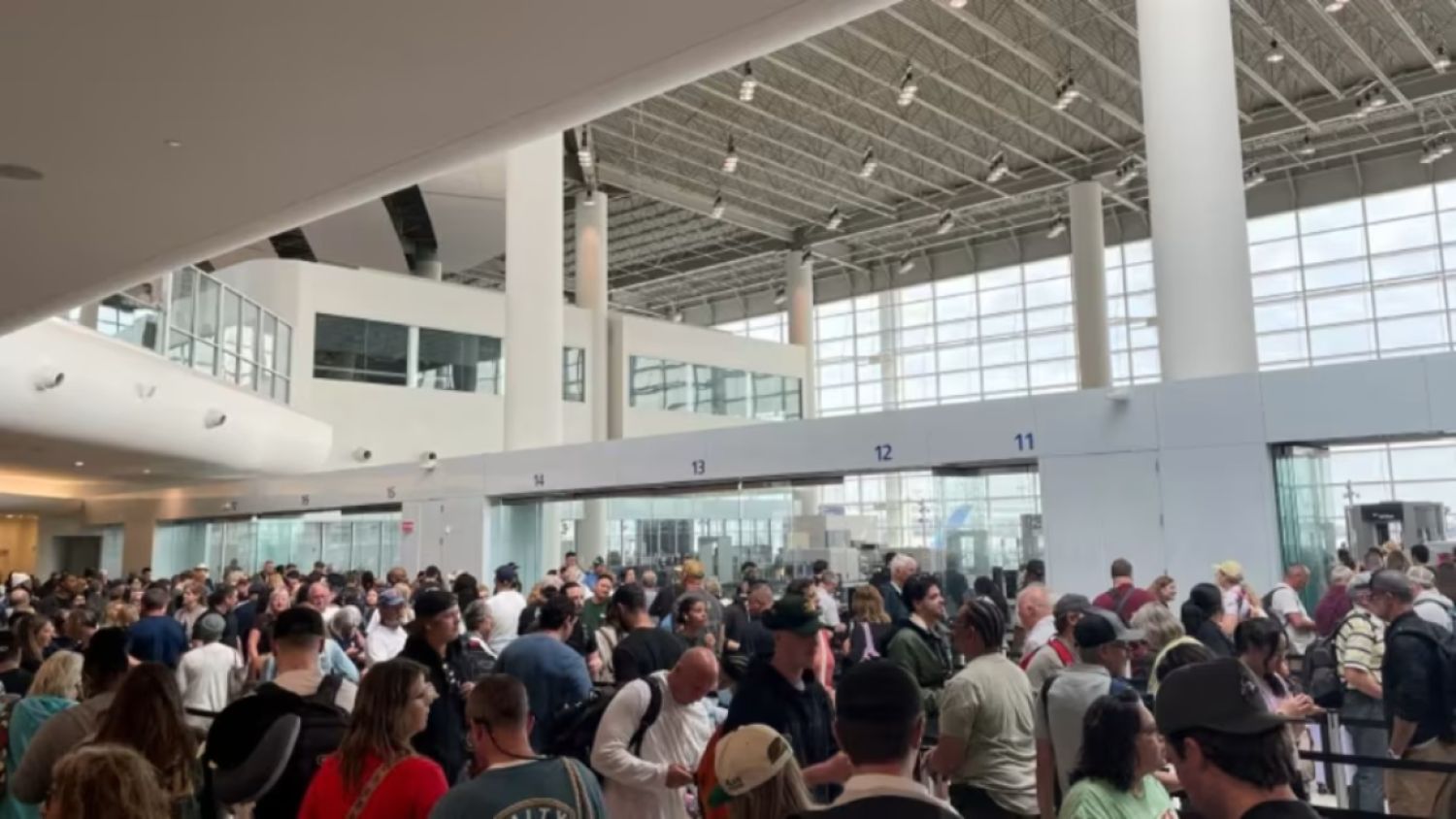 Aeropuertos de EE.UU. sufren demoras por escasez de personal, mientras sigue el cierre del Departamento de Seguridad Nacional