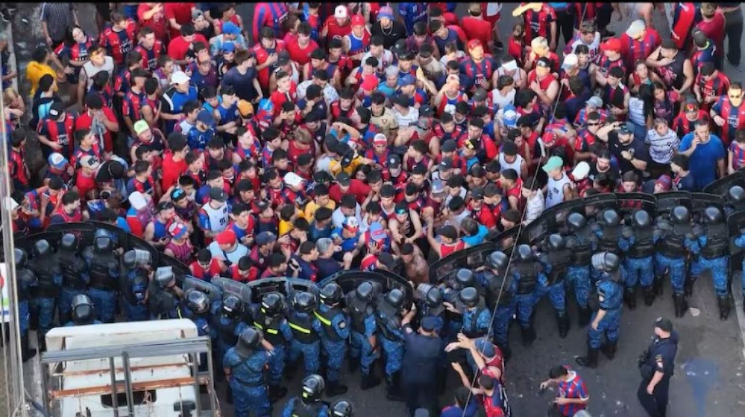 Llegada tardía y entradas “quemadas”: así empezó a descomponerse el clásico, según la Policía