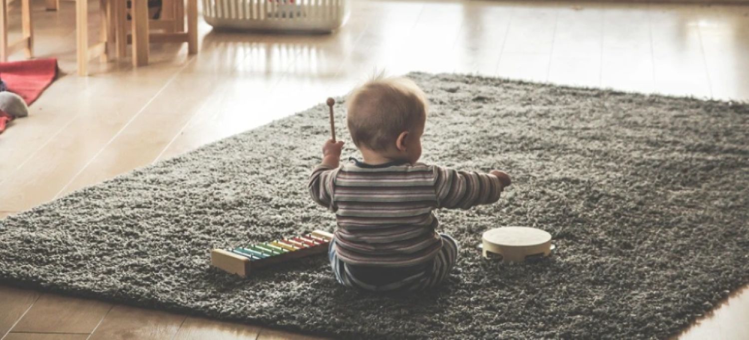 ¿Es seguro besar a los niños en la boca? Pediatra advierte sobre ese gesto de amor