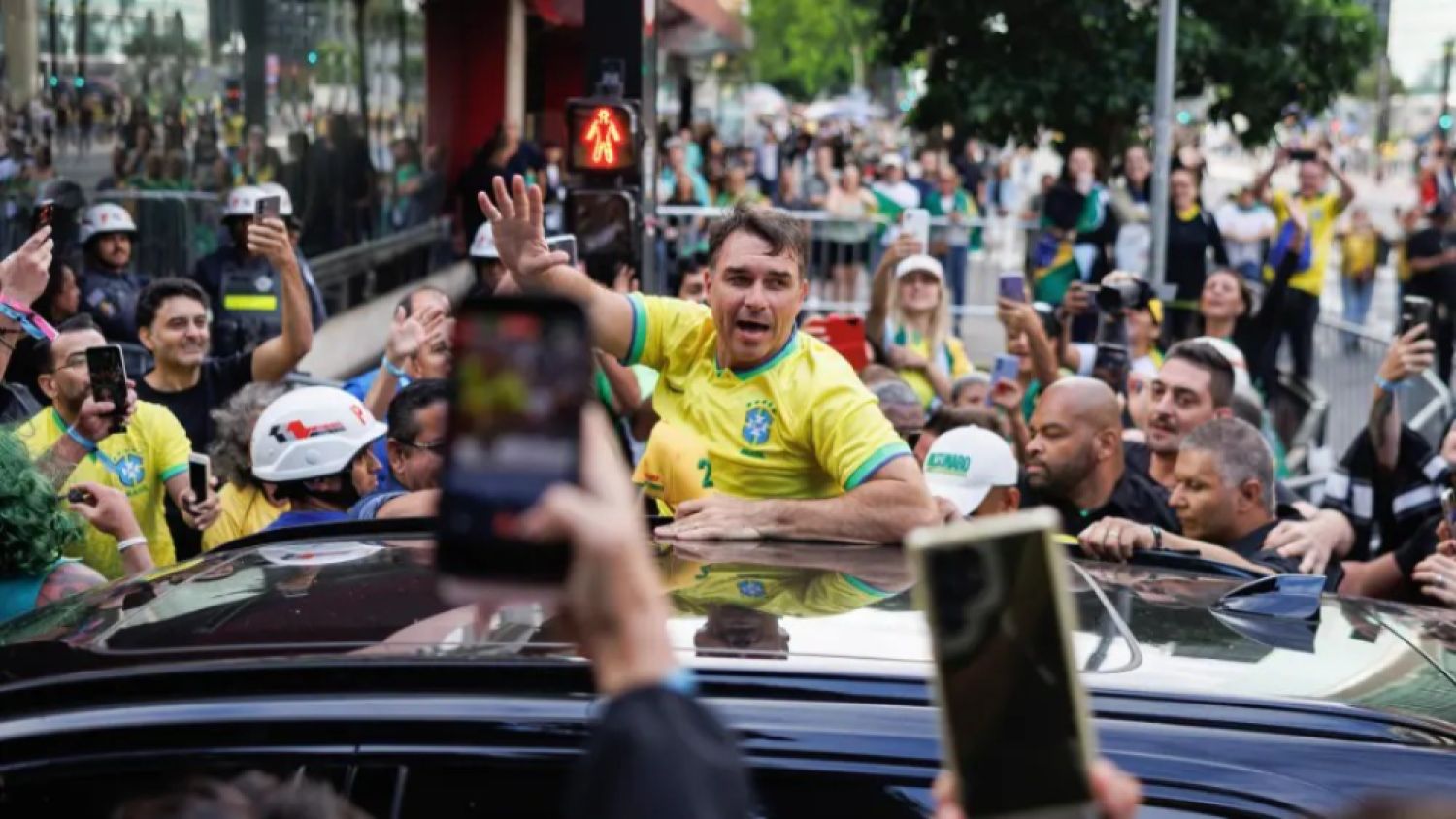 Flávio Bolsonaro arremete contra Lula y el Supremo en una manifestación en São Paulo